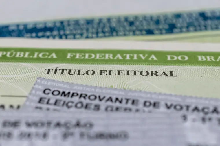 Título eleitoral sobre um comprovante de votação.